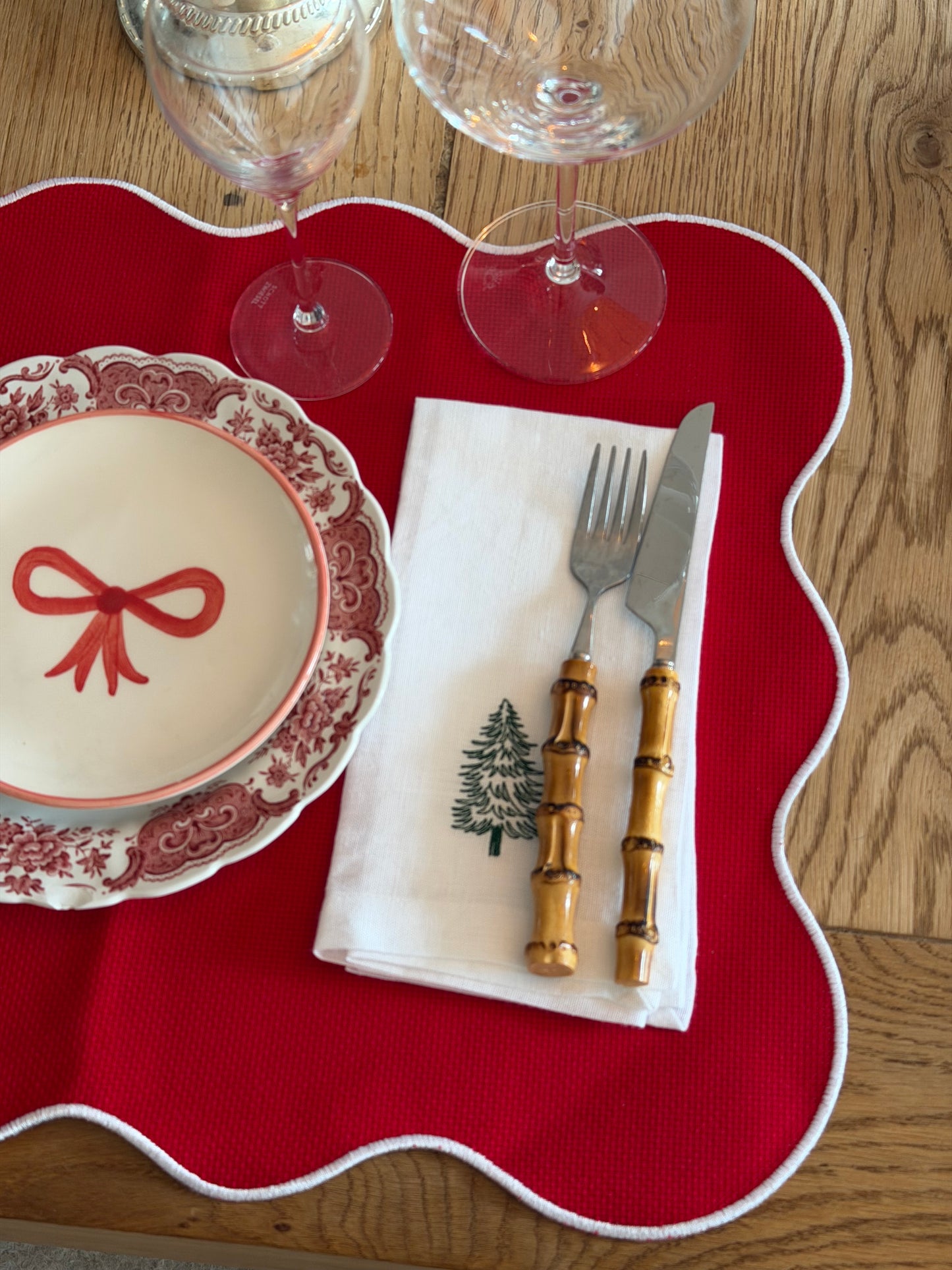 Individual Vermelho Ondulado Bordado Branco