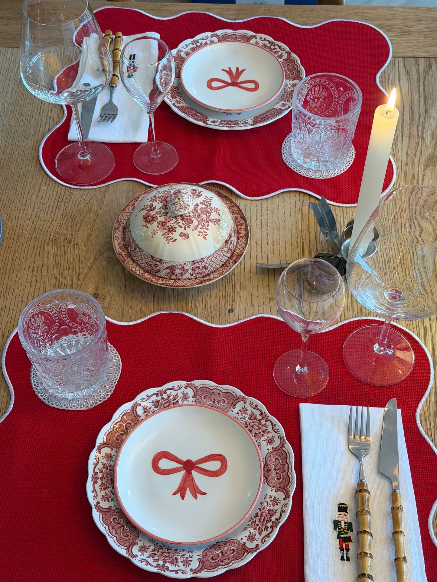 Individual Vermelho Ondulado Bordado Branco