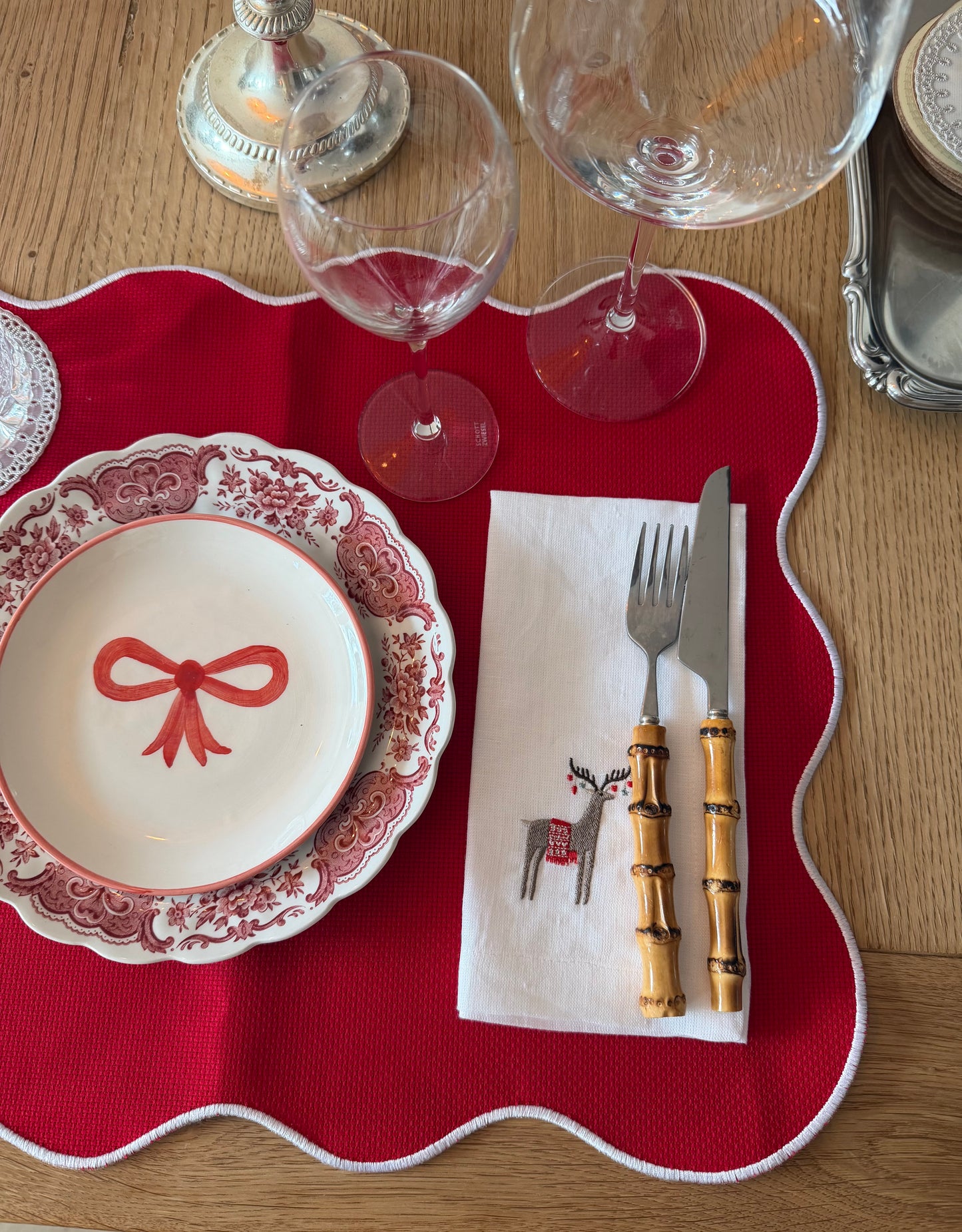 Individual Vermelho Ondulado Bordado Branco