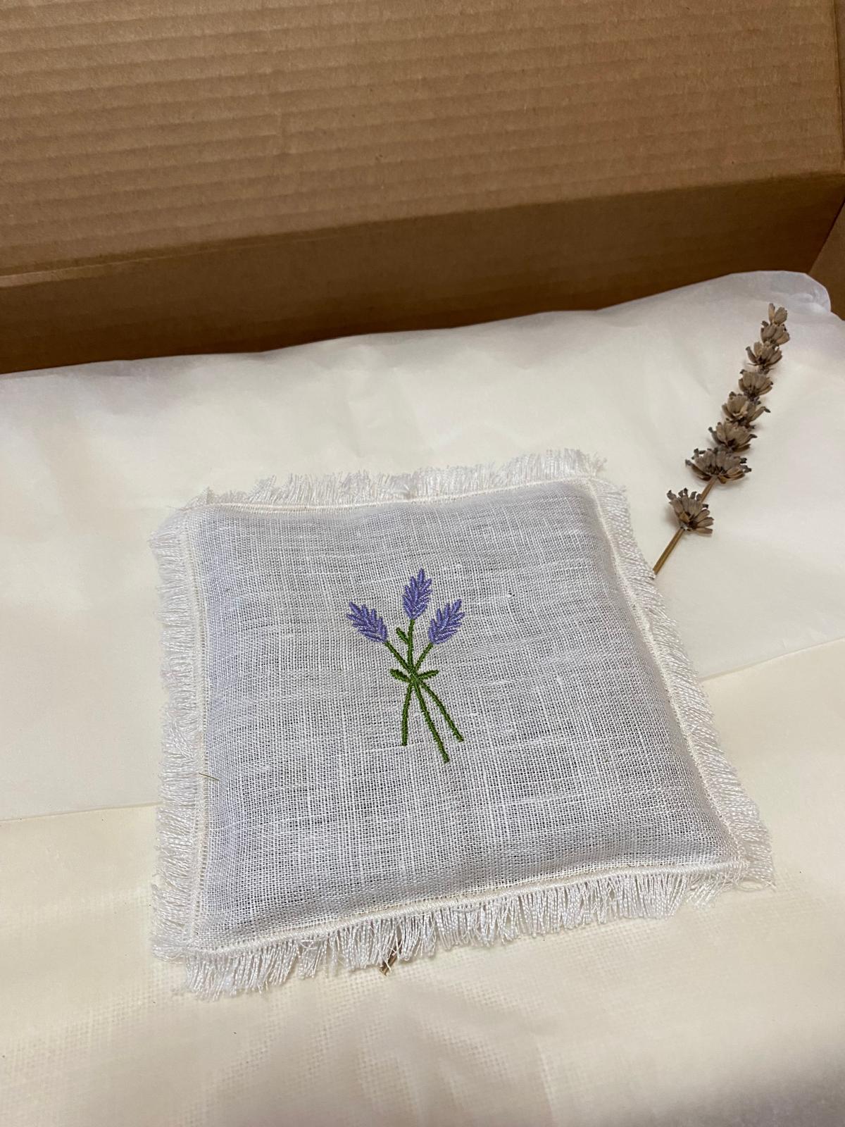 Almofada de Linho com Alfazema e Bordados Artesanais